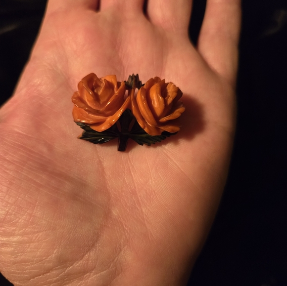 Vintage Art Deco Carved Bakelite Double Rose Brooch-Deep Amber Orange - Picture 2 of 9